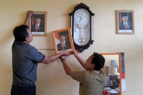 Foto Presiden Jokowi Diturunkan, Diserahkan ke Polisi - JPNN.COM