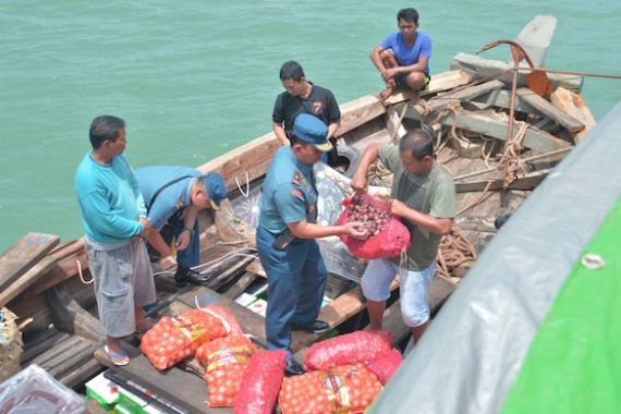 Lagi, TNI AL Tangkap Kapal Bermuatan Bawang Ilegal - JPNN.COM