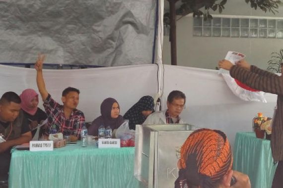 Ahok-Djarot Menang di TPS Jokowi, Saksi Semangat Banget - JPNN.COM