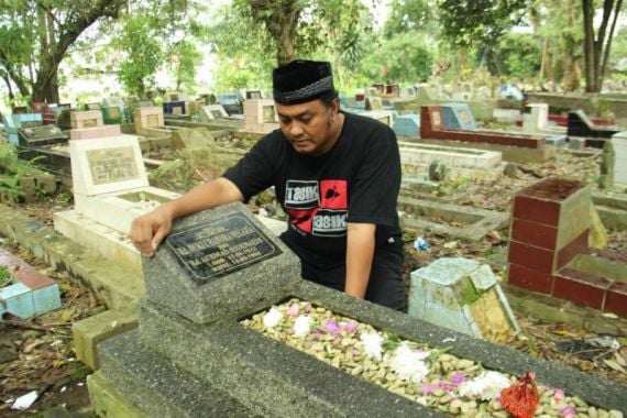 Dicky ke Makam Ayah, Haji Budi Doa Bersama Anak Yatim - JPNN.COM