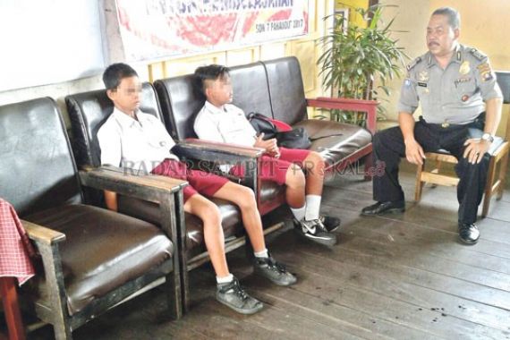 Konsumsi Pil Terlarang, 2 Murid SD Ajak Guru Berkelahi - JPNN.COM