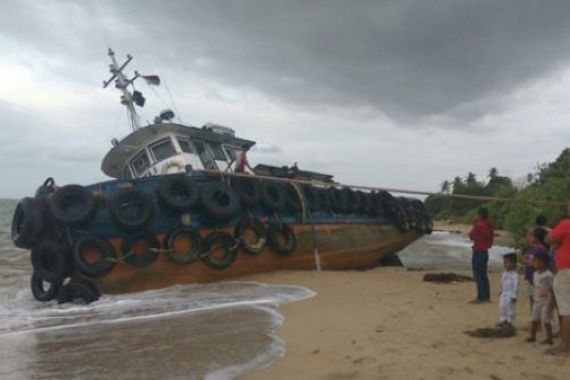 Dihantam Ombak Tinggi, 2 Tugboat Terdampar di Lingga - JPNN.COM