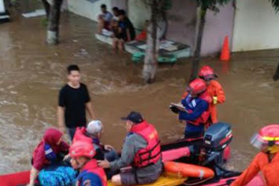 Tolong! Bukit Duri Banjir, Dua Warga Terjebak - JPNN.COM