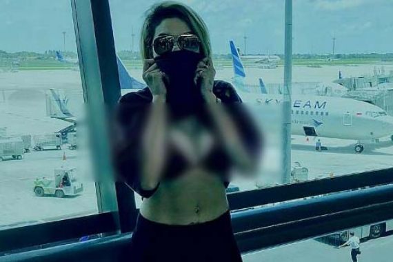 Nikita Mirzani Nekat Angkat Baju, Pamer Bra di Bandara - JPNN.COM