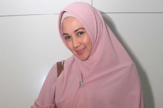 Ditanya Soal Isu Cerai, Begini Respons Dina Lorenza - JPNN.COM