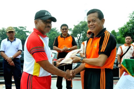 TNI Terima Bantuan 6 Unit Mobil Ambulans dari PT Asabri - JPNN.COM