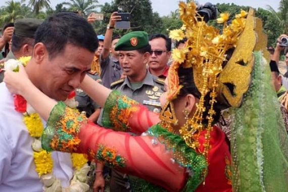 Mentan Tanam Jagung di Tengah Kebun Sawit Riau - JPNN.COM