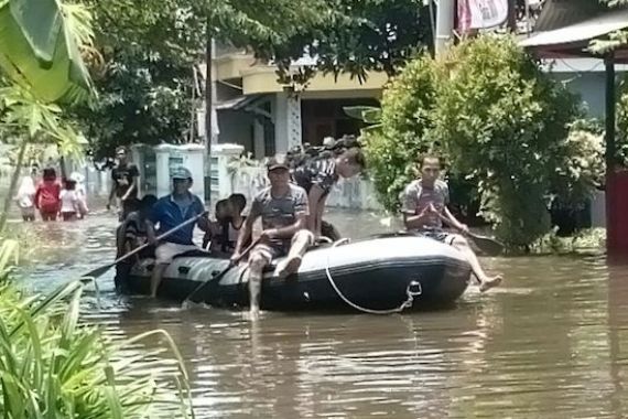 Bantu Warga, Lanal Tegal Terjunkan Tim Satgas Banjir - JPNN.COM