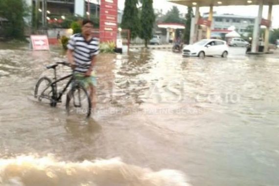 Curah Hujan Tinggi, Banjir di Mana-Mana - JPNN.COM