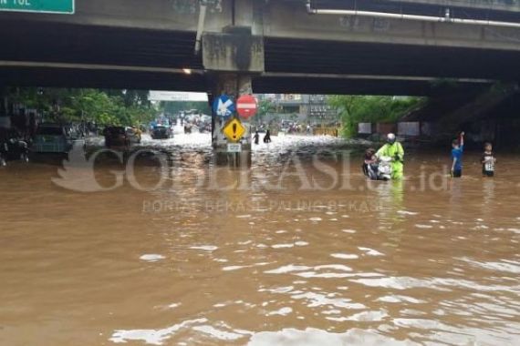 Banjir di Bekasi, Lalu Lintas ke Arah Jakarta Lumpuh - JPNN.COM