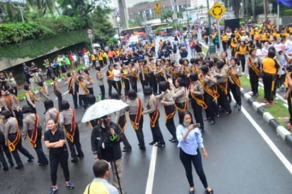 Warga Berbaur dengan Polwan di Car Free Day - JPNN.COM