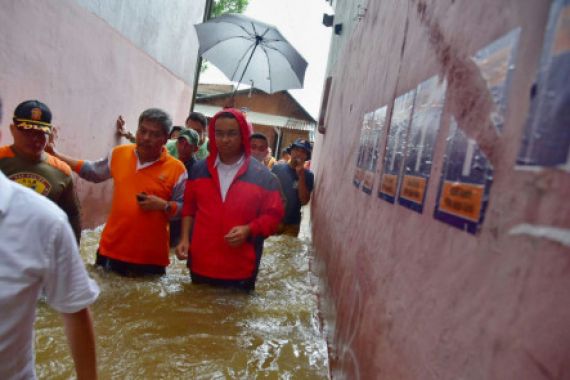 Kunjungi Wilayah Banjir, Anies Tak Lupa Sindir Ahok - JPNN.COM