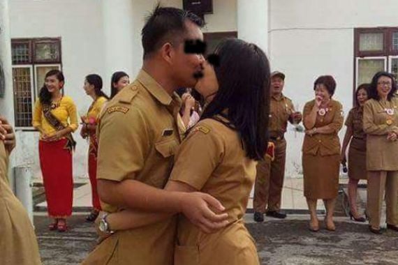 Aksi PNS Ciuman Masal Bikin Heboh - JPNN.COM