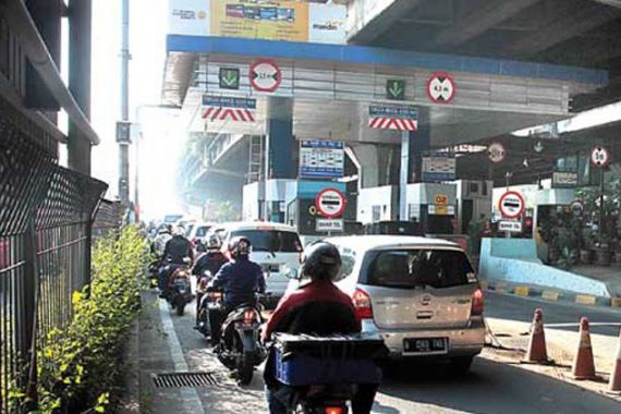 Macet Aksi 212, Sepeda Motor Masuk Tol - JPNN.COM