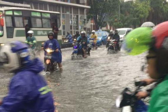 Jakarta Diguyur Hujan, Sejumlah Ruas Jalan Tergenang - JPNN.COM