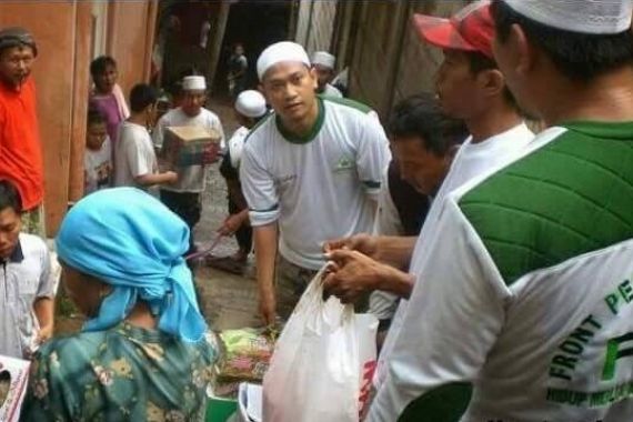 Keren! Laskar FPI Bantu Korban Banjir Jakarta - JPNN.COM