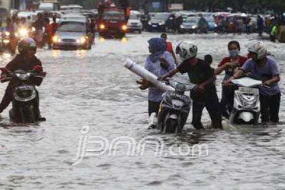 Hujan Deras, Banjir Mulai Kepung Jakarta, Waspada! - JPNN.COM