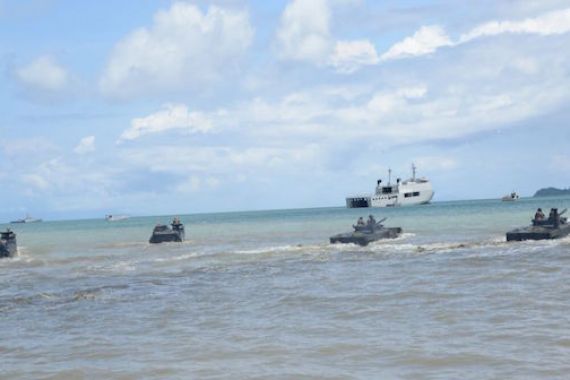 KEREN! Pendaratan Tank Amfibi Saat AKS TNI AL - JPNN.COM