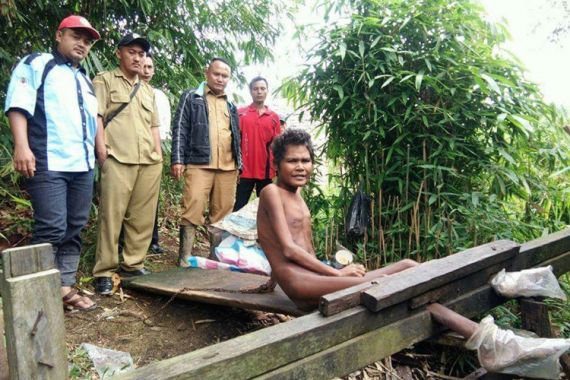 Pria Ini Sungguh Kasihan, Setahun Dipasung di Hutan - JPNN.COM