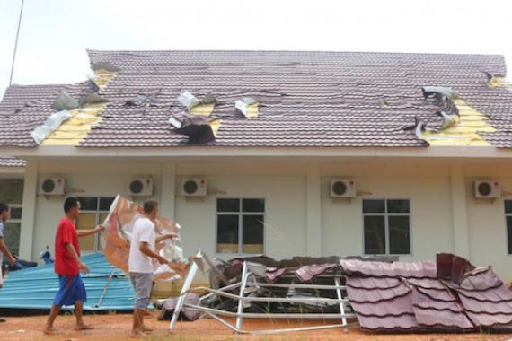 Belasan Rumah Warga Rusak Dihantam Angin Puting Beliung - JPNN.COM