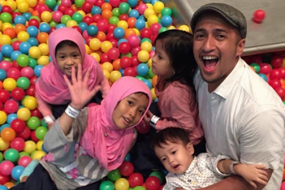 Ultah ke-42, Irfan Hakim Didoakan Agar Ayahnya Segera Sembuh - JPNN.COM