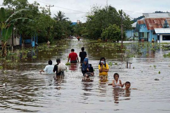 Banjir Bandang Terjang Kendal, Dua Orang Terseret Arus - JPNN.COM