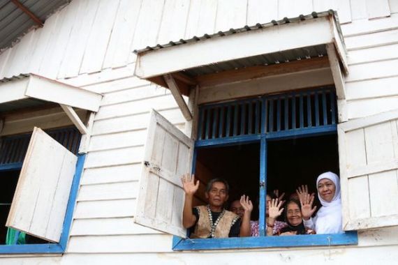 Mensos Serahkan 45 Rumah untuk Warga Dayak di Tabalong - JPNN.COM