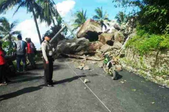 Tebing Batu Longsor di Pesbar, Jalinbar Macet Total - JPNN.COM