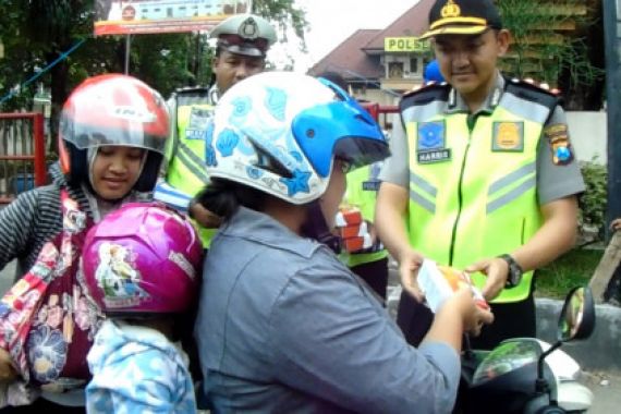 Bukannya Ditilang Malah Dapat Susu, Terima Kasih Pak! - JPNN.COM