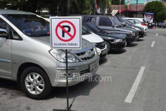 Parkir Sembarangan, 8 Mobil Digembok Petugas - JPNN.COM