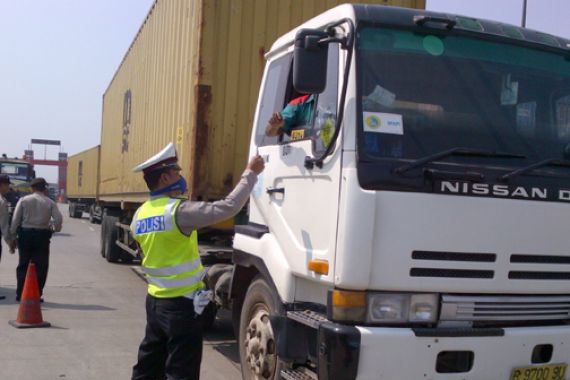 Dishub Sulit Tindak Kendaraan Berat di Jalan Raya Kalimalang - JPNN.COM