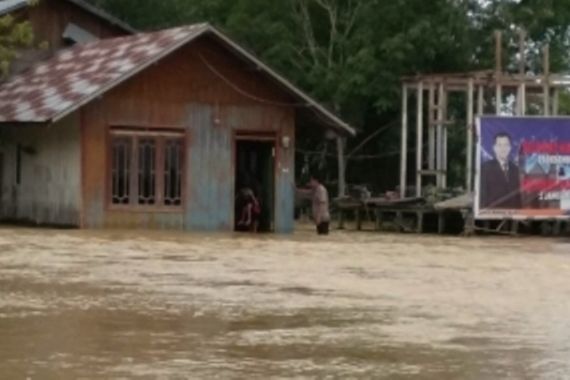 Brigadir Periyanson Terjang Banjir Demi Bantu Warga - JPNN.COM