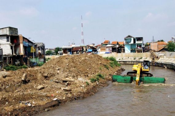 Banjir Mengancam, Pengerukan Kali Harus Diteruskan - JPNN.COM