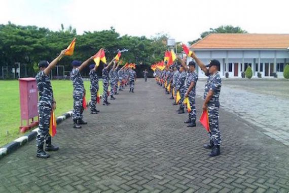 Prajurit Latihan Menggunakan Bendera Isyarat Semapur - JPNN.COM