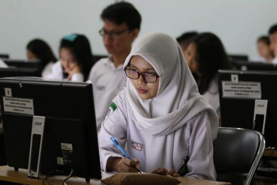 UNBK SMA, 29 Persen Sekolah Pinjam Komputer - JPNN.COM