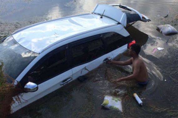 Sopir Mengantuk, Honda Mobilio Nyemplung ke Waduk - JPNN.COM