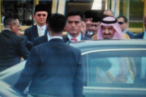 Sambut Raja Saudi, Ahok Tampak Rapi dengan Peci - JPNN.COM