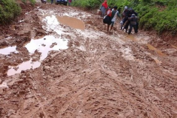 Duuh, Jalan Mirip Bubur tak Jelas Kapan Diperbaiki - JPNN.COM