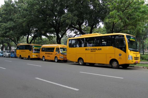 50 Bus Sekolah Dikerahkan Angkut Penumpang KRL yang Terlantar - JPNN.COM