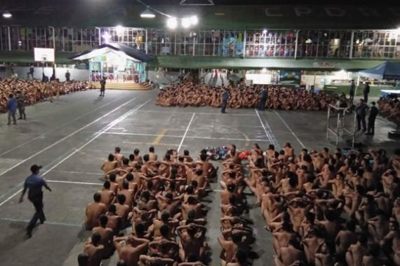Aduh! Ratusan Tahanan Dipaksa Telanjang - JPNN.COM