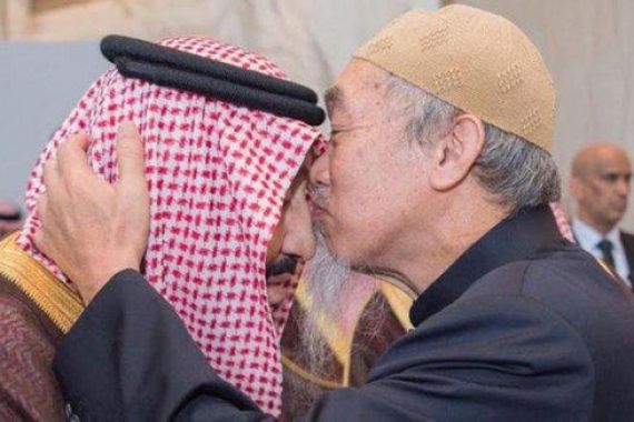 Mengharukan, Seorang Ulama Mencium Kening Raja Salman - JPNN.COM
