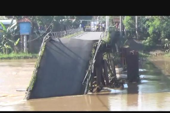 Braaak...Jembatan Buatan Belanda Akhirnya Ambruk Juga - JPNN.COM