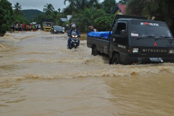 Onde Mande, Jalan Lintas Sumbar-Riau Putus Total - JPNN.COM