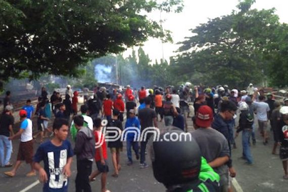 Imbas Tawuran di Manggarai, KRL Kena Lemparan Batu dan Sempat Keluarkan Percikan Api - JPNN.COM