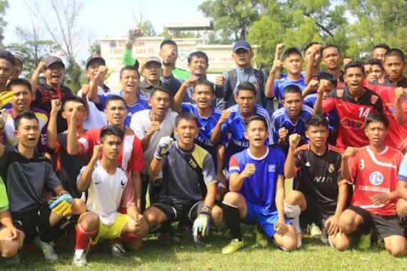 Top... Indra Sjafri Seleksi Pesepakbola Muda Kepri - JPNN.COM