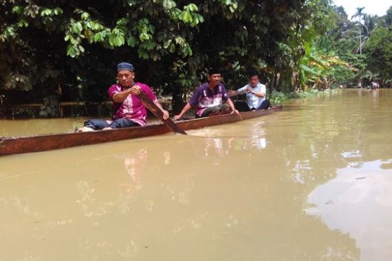 Rumah Dilanda Banjir, Belasan Ribu Warga Diungsikan - JPNN.COM