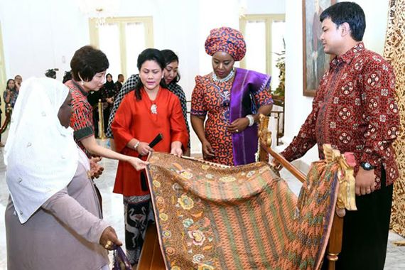 Lihat Eloknya Ibu Iriana Jokowi Menjamu Tamunya - JPNN.COM