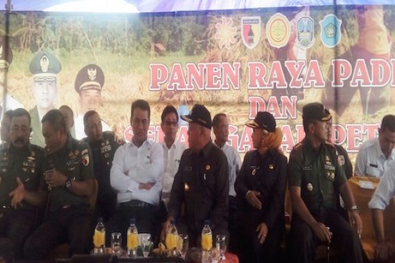 Bupati Lamongan Paparkan Surplus Tanaman Cabai - JPNN.COM