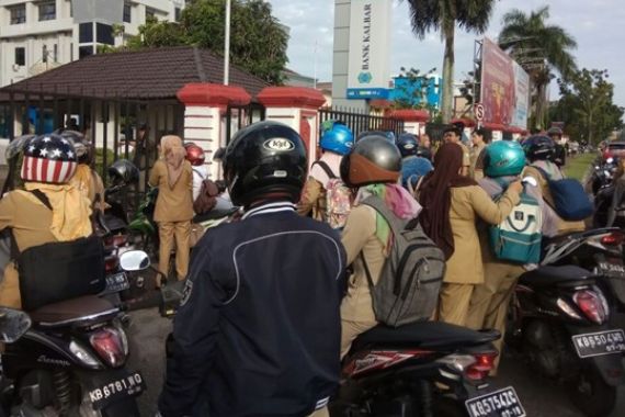 Gubernur Marah, Puluhan Pegawai Dibiarkan di Luar Pagar - JPNN.COM