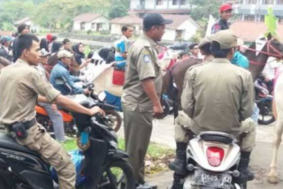 Calon Kades Naik Kuda, Keliling Pakai Mobil Rp 1,2 M - JPNN.COM